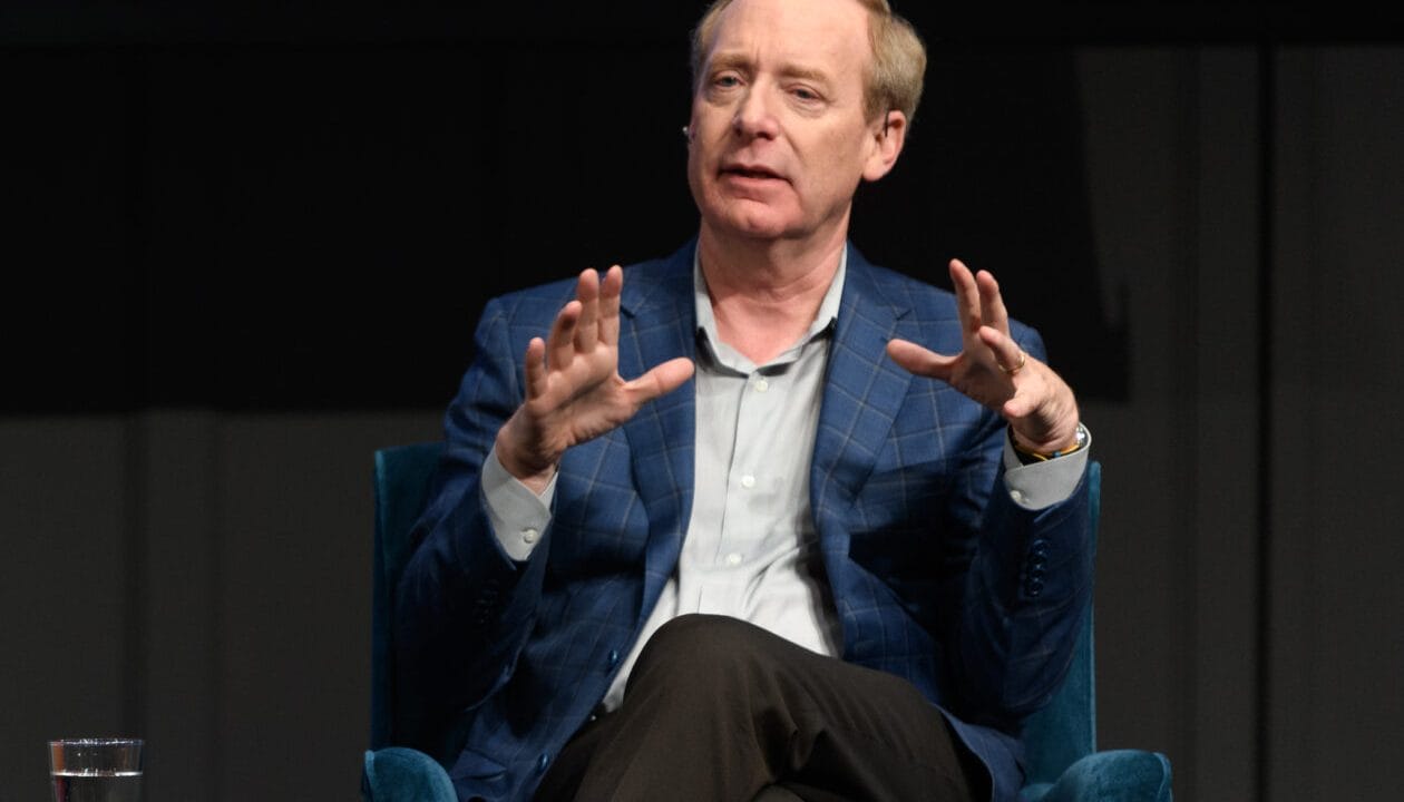 Capa - “Nós estávamos do lado errado da história”, reconhece presidente da Microsoft sobre código aberto